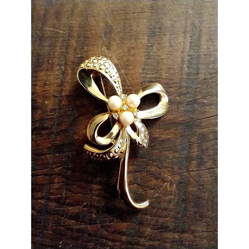 Vintage Bow Brooch Clear rhinestones & Faux pearls Gold tone setting D4